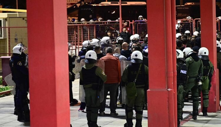 Άγνωστος-άφησε-στικάκι-με-στοιχεία-στο-Καραϊσκάκη