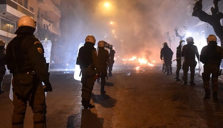 Εξάρχεια:-Επεισόδια-με-έναν-αστυνομικό-Τραυματία