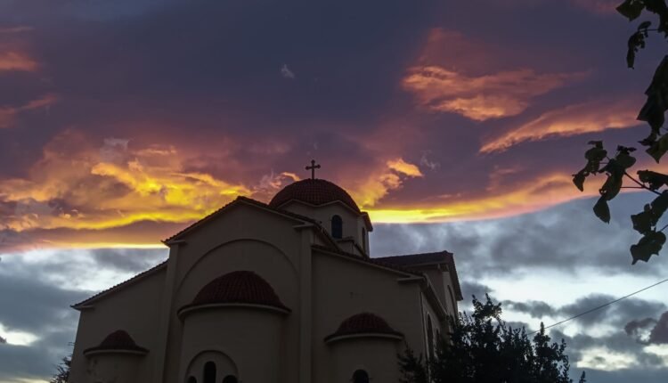 Γιατί-έχει-συννεφιά-ο-ουρανός-την-Μεγάλη-Παρασκευή;-Υπάρχει-επιστημονική-εξήγηση