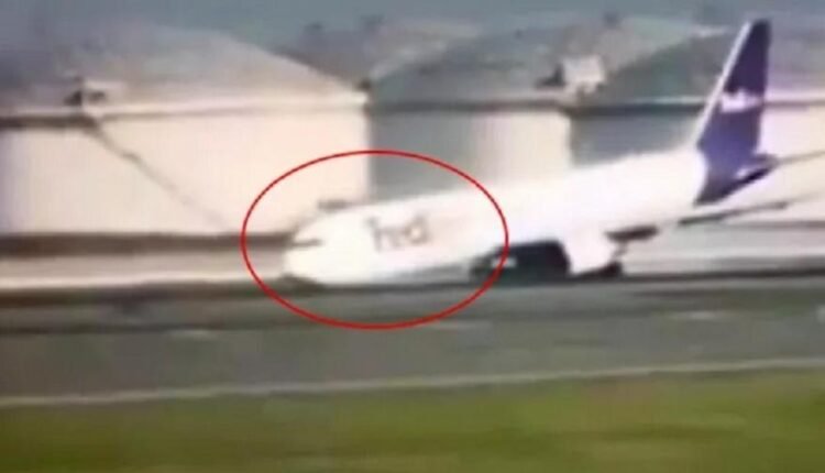 Τρομακτική-προσγείωση-αεροπλάνου-cargo-–-Δεν-άνοιξαν-οι-τροχοί