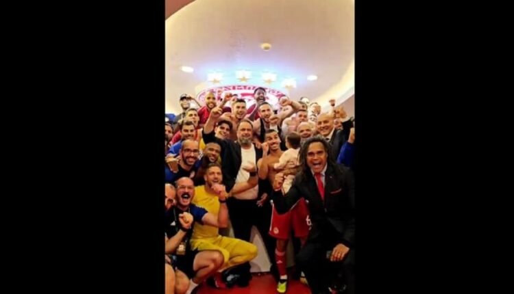 Ολυμπιακός:-Οι-πανηγυρισμοί-στα-αποδυτήρια