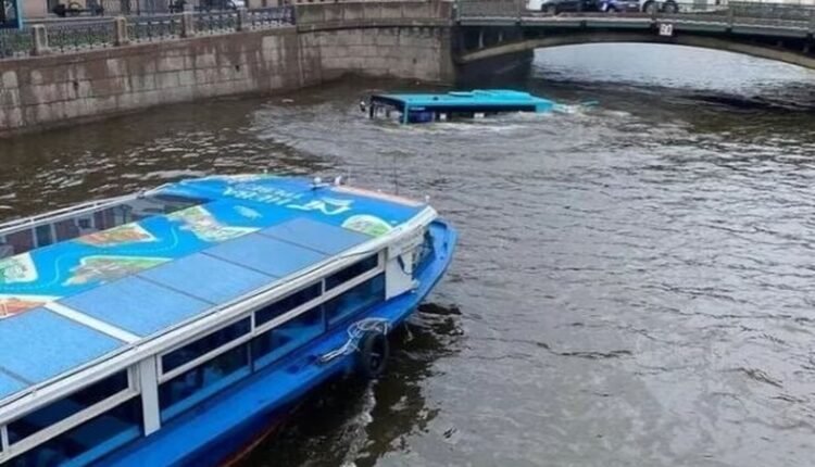 Αγία-Πετρούπολη:-Λεωφορείο-γεμάτο-επιβάτες-έπεσε-σε-ποτάμι
