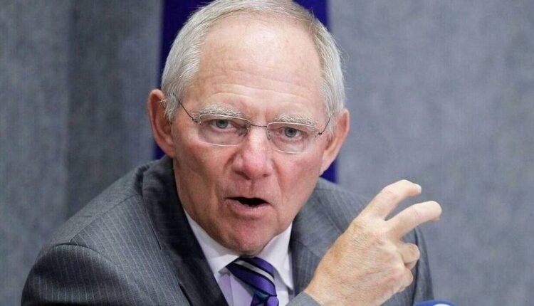 Περίεργο-συμβάν-στη-Γερμανία:-Έσκαψαν-τρύπα-βάθους-1,2-μέτρων-στον-τάφο-του-Σόιμπλε