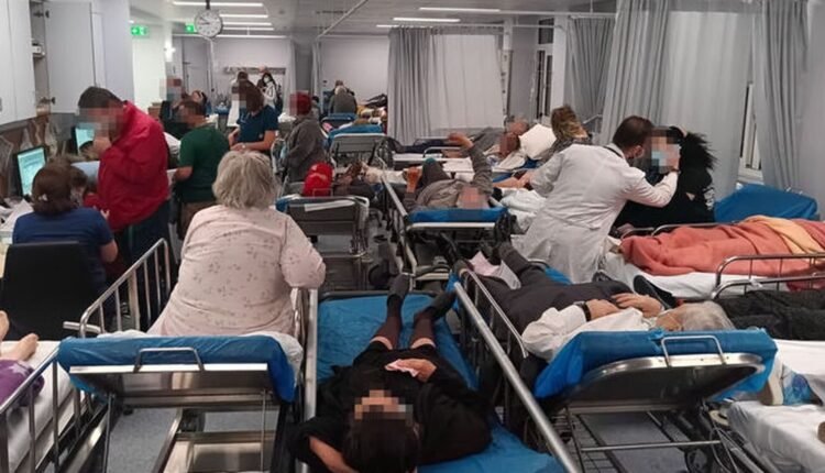 Εφημερία-στο-«Γ.-Γεννηματάς»:-Στοιβαγμένοι-δεκάδες-ασθενείς-σε-φορεία