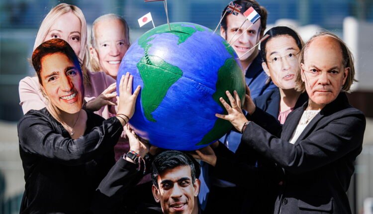 Αυτοί-θα-πολεμήσουν-τον-Πούτιν;-«Δεν-έχουμε-πολλά-όπλα»-λένε-γελώντας