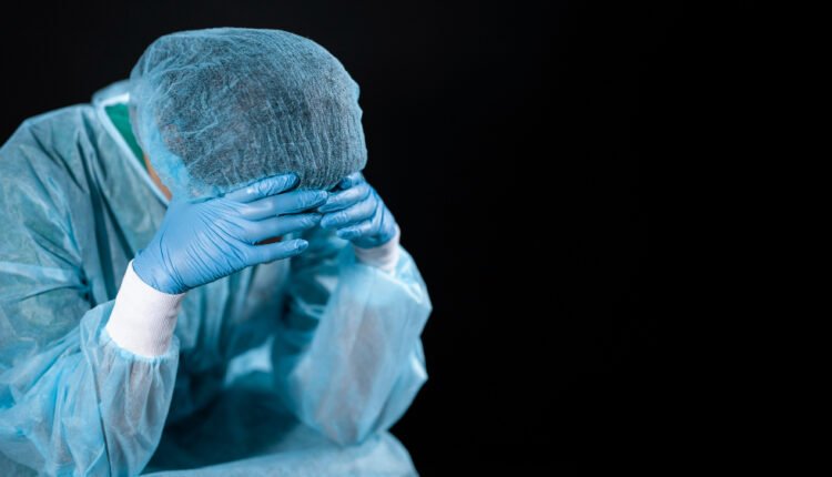 new-york-times:-«Χιλιάδες-πιστεύουν-ότι-τα-εμβόλια-covid-τους-βλάπτουν.-Ακούει-κανείς;»