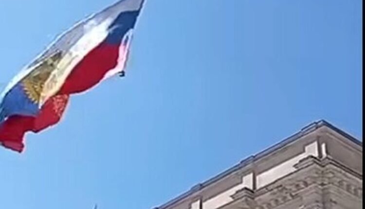 Γερμανία:-Άγνωστος-άνδρας-ύψωσε-τη-ρωσική-σημαία-πάνω-από-το-Ράιχσταγκ-με-drone