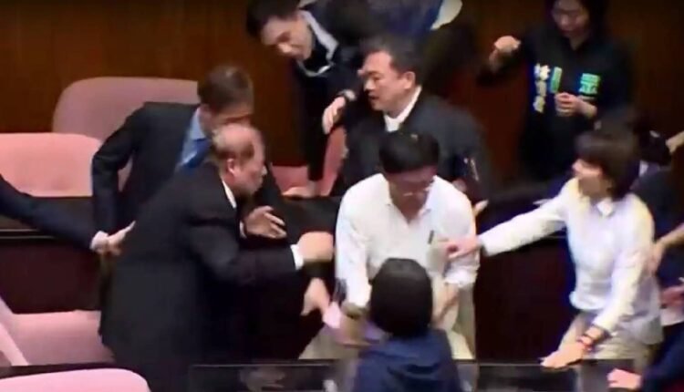 Ταϊβάν:-Άγρια-συμπλοκή-μεταξύ-βουλευτών-–-Μετέτρεψαν-την-βουλή…-σε-ρινγκ