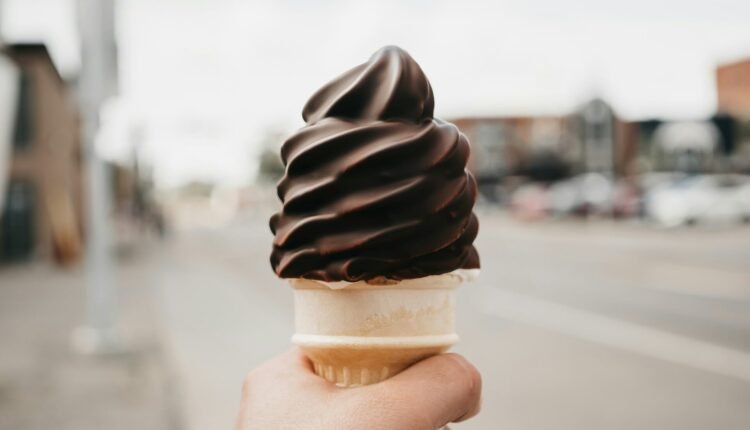 Ακρίβεια:-Το-ανοδικό-«ράλι»-στην-τιμή-της-σοκολάτας-συμπαρασύρει-και-το-παγωτό