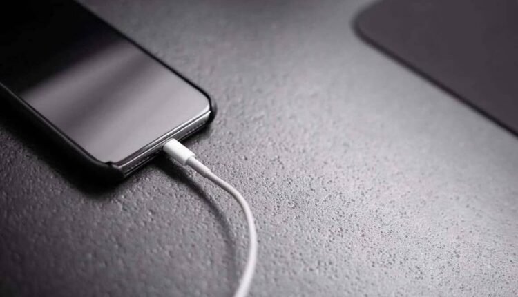 Τέλος-οι-φορτιστές-–-Πότε-θα-έρθει-ένα-καλώδιο-για-όλα-τα-κινητά