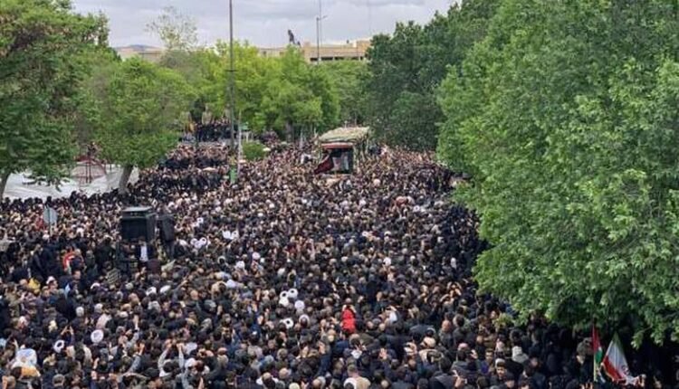 Στην-πόλη-Κομ-η-νεκρώσιμη-πομπή-του-Εμπραχίμ-Ραΐσι-–-Στην-Τεχεράνη-αύριο-η-σορός-του