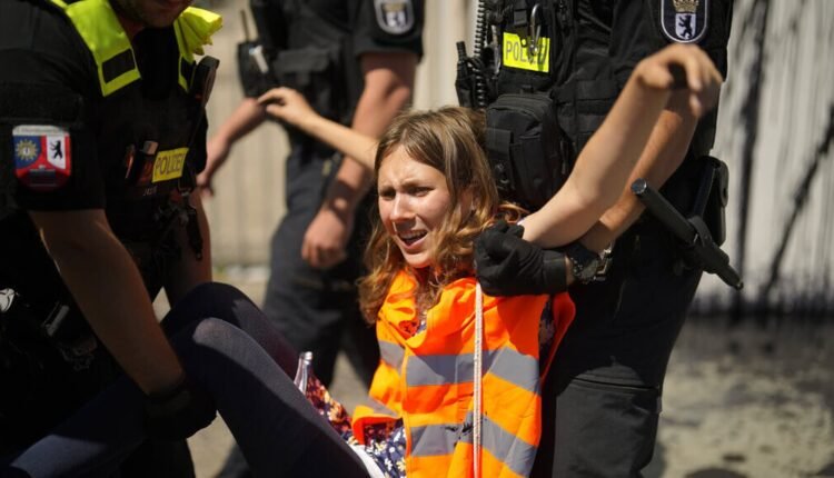 Γερμανία:-kατηγορούνται-για-«σύσταση-εγκληματικής-οργάνωσης»-οι-οικολόγοι-της-«Τελευταίας-Γενιάς»