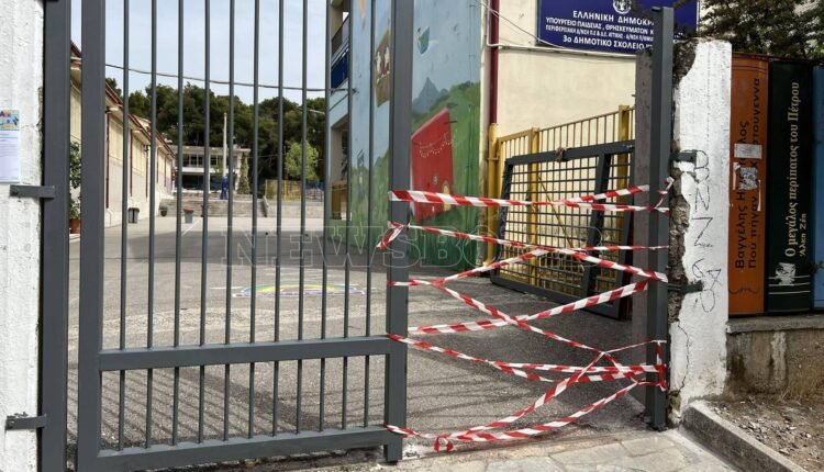 Σε-τραγική-κατάσταση-σχολεία-της-Κηφισιάς:-Έπεσαν-οροφή-και-στέγαστρο-αμιάντου-–-Κατέρρευσαν-πόρτες