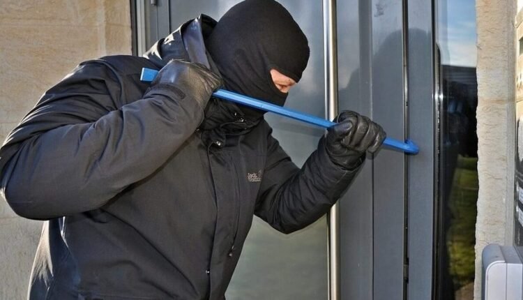 Λάρισα:-Εξαρθρώθηκε-οργάνωση-που-«χτυπούσε»-μαγαζιά,-σχολεία-και-οχήματα-–-Στο-κόλπο-και-ανήλικοι