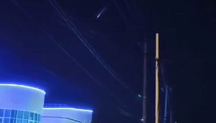 Ρωσία:-Άγνωστο-αντικείμενο-στον-ουρανό-της-Σταυρούπολης-–-Άφηνε-πίσω-του-πορτοκαλί-ουρά