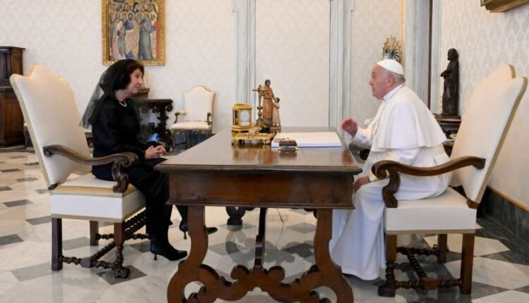 Νέα-πρόκληση-από-την-πρόεδρο-των-Σκοπίων:-Ευχαρίστησε-τον-Πάπα-εκ-μέρους-όλων-των“Μακεδόνων”-όπως-είπε