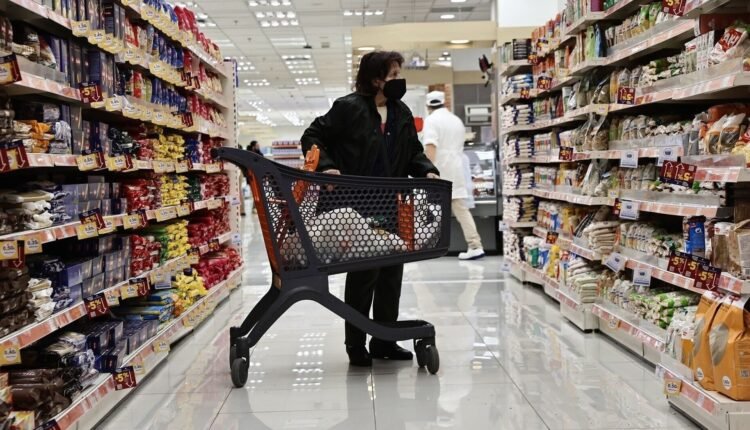 Σούπερ-μάρκετ:-Πού-αυξάνονται-και-πού-μειώνονται-οι-τιμές-–-Τι-ισχύει-για-ελαιόλαδο,-καφέ-και-φέτα