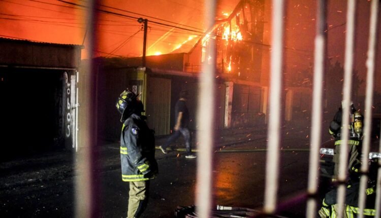 Χιλή:-Σύλληψη-πυροσβέστη-με-την-κατηγορία-ότι-προκάλεσε-πυρκαγιές-που-σκότωσαν-137-ανθρώπους