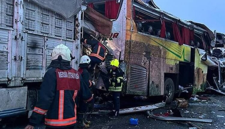 Τροχαίο-δυστύχημα-στην-Τουρκία:-Λεωφορείο-συγκρούστηκε-με-3-οχήματα-–-10-νεκροί-και-39-τραυματίες