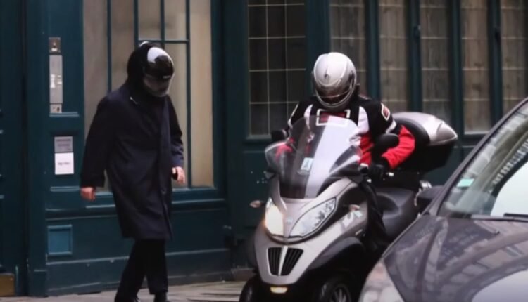 Φρανσουά-Ολάντ:-Πωλήθηκε-έναντι-20.500-ευρώ-το-«ρόζ»-σκούτερ-–-Το-χρησιμοποιούσε-για-να-βλέπει-κρυφά-την-ερωμένη-του