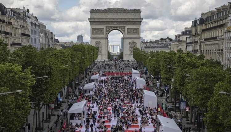 Πικ-νικ-στα-Ηλύσια-Πεδία:-Χιλιάδες-Γάλλοι-γευμάτισαν-στο-«μεγαλύτερο-τραπεζομάντιλο-στον-κόσμο»
