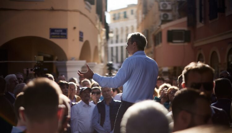 Ο-Νίκος-Πλακιάς-που-έχασε-τα-δίδυμα-κορίτσια-του-στα-Τέμπη-καταγγέλλει-την-φρουρά-του-Κ.Μητσοτάκη-για-προπηλακισμό-της-κόρης-του