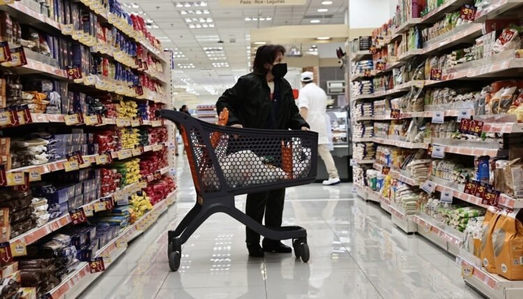 Σούπερ-μάρκετ:-Τι-σημαίνει-η-κατάργηση-της-«μόνιμης-μείωσης-τιμών»-για-τα-προϊόντα