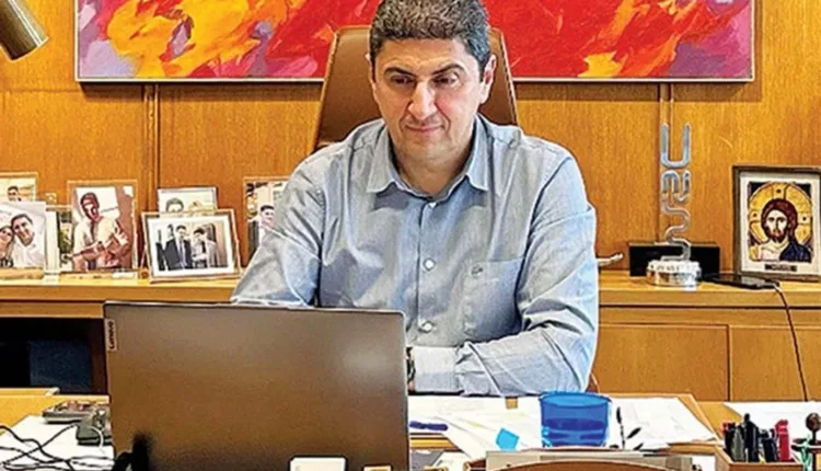 Λουλούδια-με-δαπάνες-6.000-ευρώ-για-το-γραφείο-Αυγενάκη!