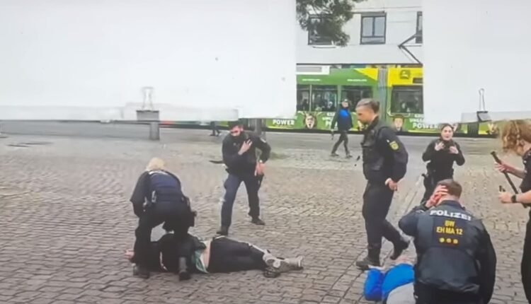 Επίθεση-με-μαχαίρι-στη-Γερμανία:-Μάχη-για-τη-ζωή-του-δίνει-ο-αστυνομικός-που-τραυματίστηκε