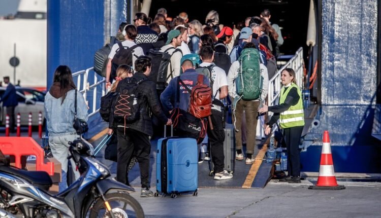 Ακτοπλοϊκά-εισιτήρια:-Τιμές-–-«φωτιά»-στα-πλοία,-αυξήσεις-έως-και-40%