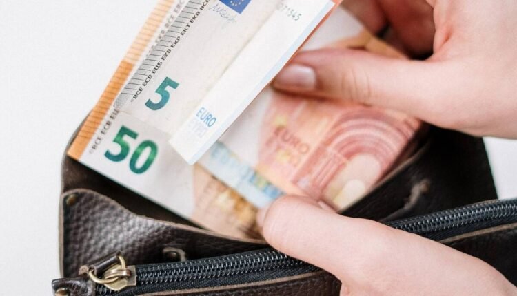 Μαχαίρι-στο-επίδομα-ανεργίας