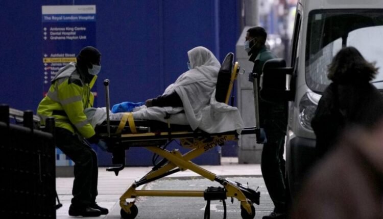 Η-φρίκη-των-βρετανικών-νοσοκομείων:-Οι-ασθενείς-νοσηλεύονται-σε-καρέκλες,-ντουλάπες-και-parking-–-Πεθαίνουν-στους-διαδρόμους