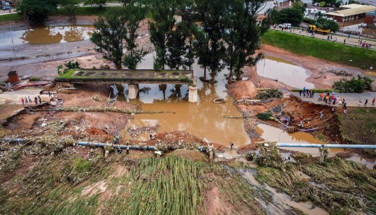 Νότια-Αφρική:-12-νεκροί-από-τις-καταστροφικές-πλημμύρες-–-Εικόνες-καταστροφής