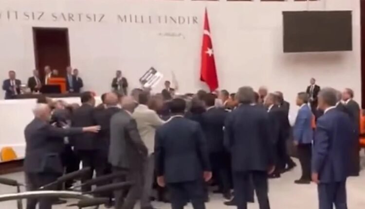 Τουρκία:-«Ντου»-και-σπρωξίματα-στο-Κοινοβούλιο-–-Συνεπλάκησαν-βουλευτές