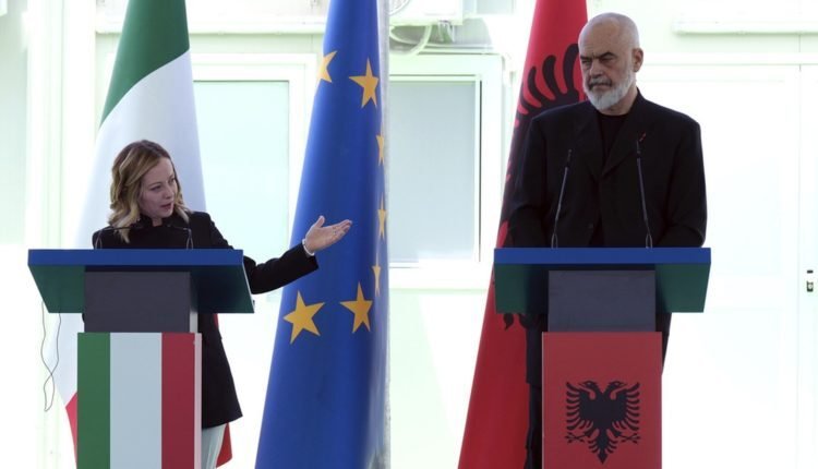 Αλβανία:-Κλειστή-δομή-για-μετανάστες-κατασκευάζει-η-Ιταλία-–-Συμφωνία-Μελόνι,-Ράμα