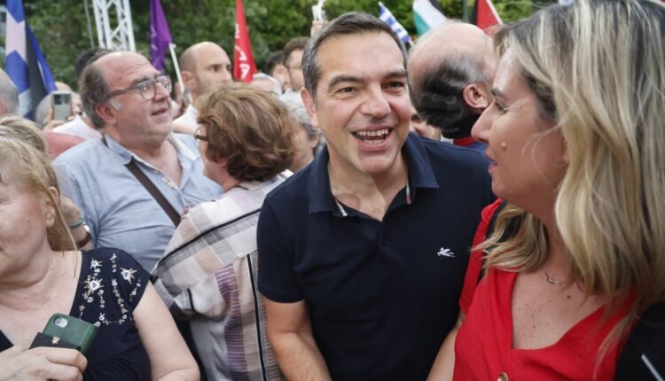 ΣΥΡΙΖΑ:-Αποθέωση-για-τον-Αλέξη-Τσίπρα-πριν-από-την-ομιλία-Κασσελάκη-στην-Αθήνα