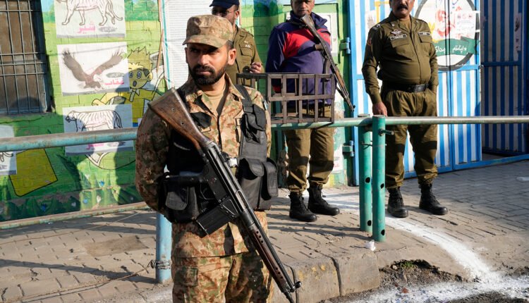 Πακιστάν:-Σε-ψυχιατρική-κλινική-άνδρας-που-ήθελε-να-ανοίξει-ΛΟΑΤΚΙ+-κλαμπ-στο-Αμποταμπάντ