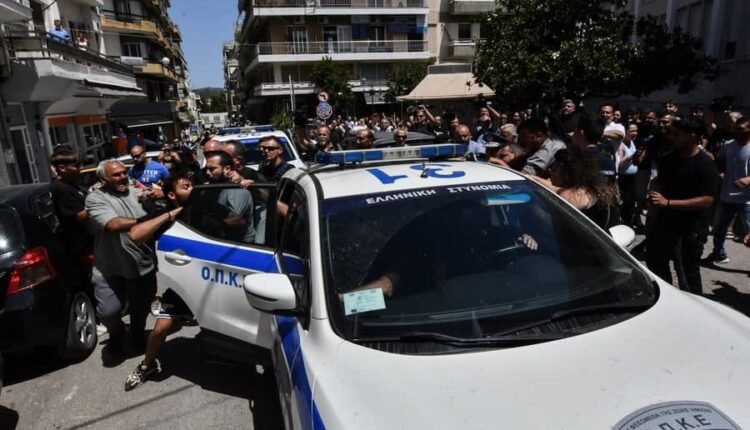 Ηλεία:-Επεισόδια-έξω-από-τα-Δικαστήρια-–-Δεκάδες-συγγενείς-της-11χρονης-λίντσαραν-τον-δολοφόνο