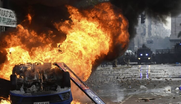 Στις-«φλόγες»-το-mπουένος-Άιρες:-eπεισόδια-και-ταραχές-για-τις-σκληρές-μεταρρυθμίσεις-Μιλέι