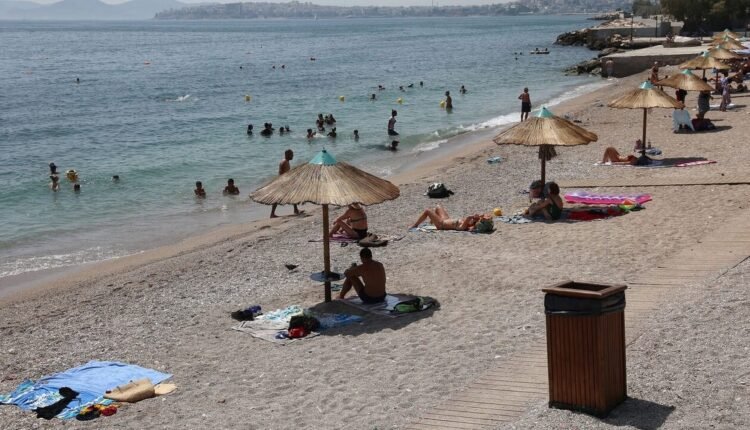 Αττική-όπως…-Κόπα-Καμπάνα:-Πόσο-κοστίζει-μια-βουτιά-σε-οργανωμένη-παραλία
