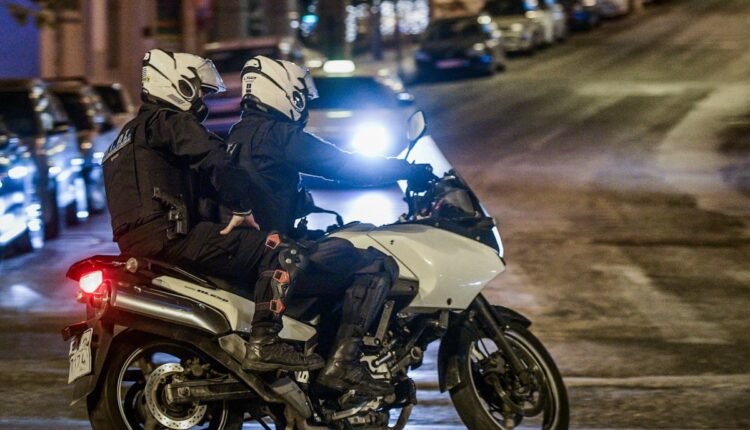 Σκηνές-τρόμου-στο-κέντρο-της-Αθήνας:-Αλλοδαπός-οπλισμένος-με-μαχαίρι-απειλεί-αστυνομικούς