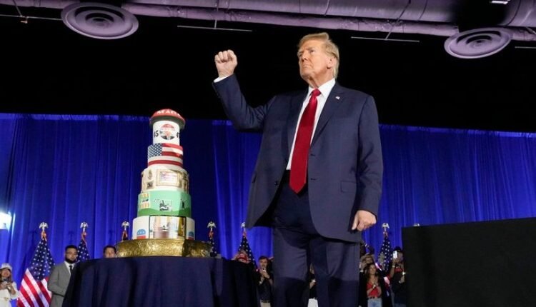 tραμπ:-Γιόρτασε-τα-78α-γενέθλιά-του-με-το-βλέμμα-στον-Λευκό-Οίκο-–-to-πάρτι-και-η-τούρτα-έκπληξη