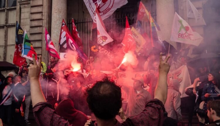 Χάος-στη-διχασμένη-Γαλλία:-“Βουλιάζει”-στις-δημοσκοπήσεις-ο-Μακρόν-–-Μαίνονται-οι-διαδηλώσεις-κατά-της-Λεπέν-–-Σε-επιφυλακή-21.000-αστυνομικοί