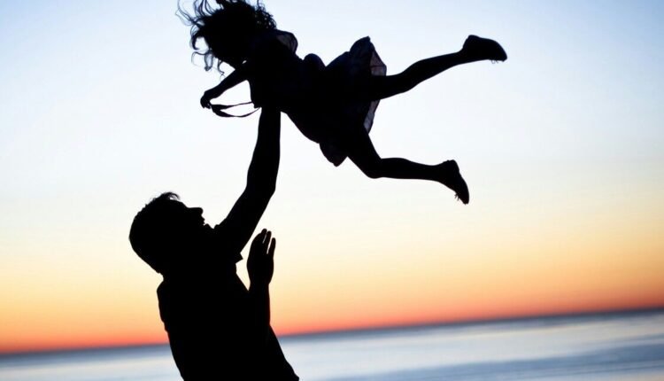 Ημέρα-του-πατέρα-2024:-Η-ζεστή-αγκαλιά,-η-αληθινή-στοργή-και-ο-αιώνιος-ήρωας-των-παιδιών