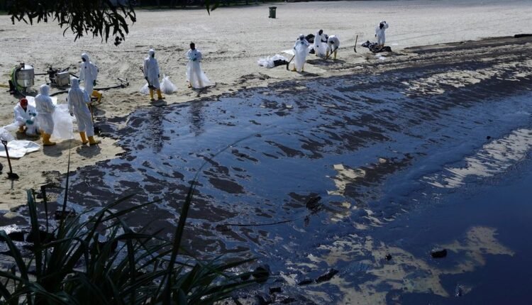 Σιγκαπούρη:-Δίνει-μάχη-για-να-καθαρίσει-μεγάλη-πετρελαιοκηλίδα-–-Φόβος-για-οικολογική-καταστροφή