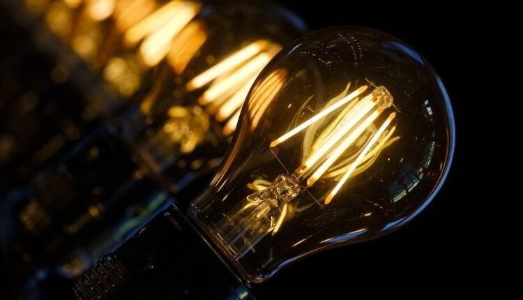 Ρεύμα:-Τσουχτεροί-λογαριασμοί-για-καταναλωτές-με-πράσινα-–-κίτρινα-τιμολόγια