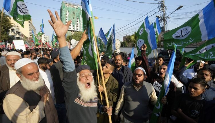 Πακιστάν,-ένας-άνθρωπος-άγνωστων-στοιχείων-που-κατηγορήθηκε-για-βεβήλωση-του-Κορανίου-λιντσαρίστηκε-μέχρι-θανάτου-από-όχλο-που-εισέβαλε-σε-αστυνομικό-τμήμα