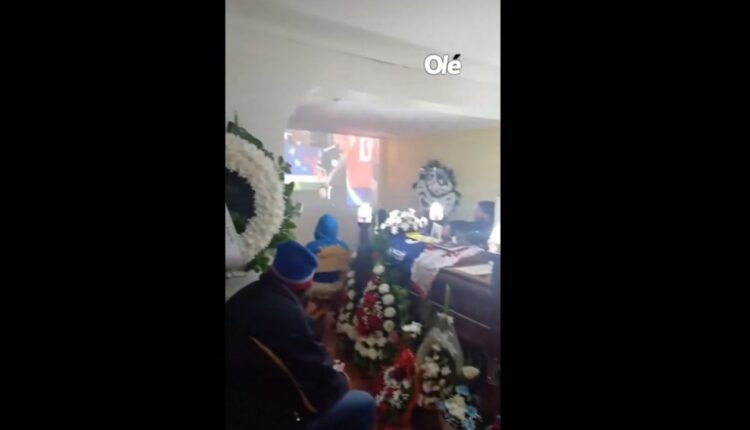 copa-america:-Απίστευτο-–-Πήγαν-σε-κηδεία-και-έβλεπαν-μπάλα-με-ανοικτό-φέρετρο