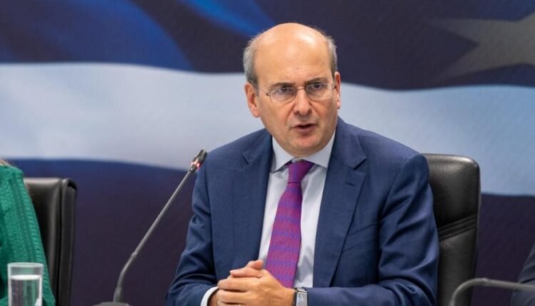 Μετά-τα-διυλιστήρια,-σειρά-έχουν-οι-τράπεζες-–-Τελεσίγραφο-Χατζηδάκη:-Εάν-δεν-μειωθούν-οι-προμήθειες,-θα-έρθει-παρέμβαση