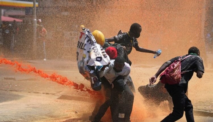 Κένυα:-Βίαια-επεισόδια-κατά-του-φορολογικού-συγκλονίζουν-τη-χώρα-–-Στρατό-αναπτύσσει-η-κυβέρνηση